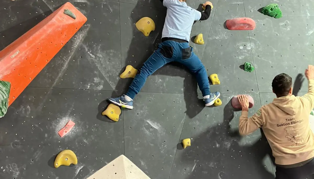 Teilnehmer an der Kletterwand | © DAV Ebingen
