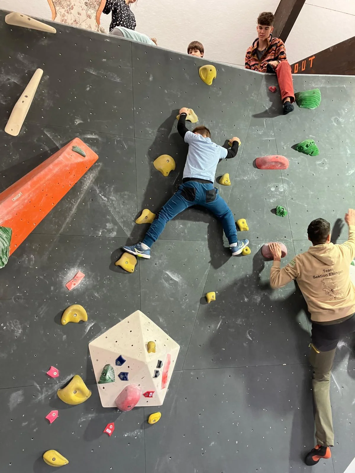 Teilnehmer an der Kletterwand | © DAV Ebingen