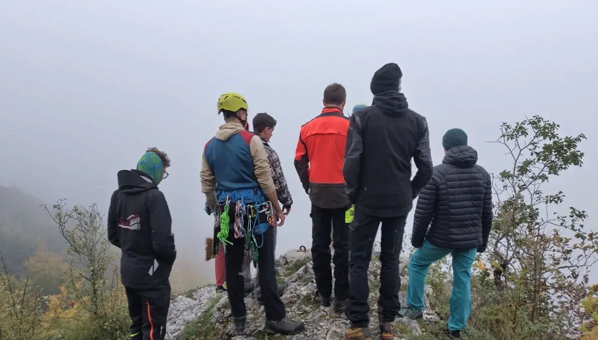 Die Kletterer und ein Forstwirt bei der Vorbesprechung des Einsatzes. | © DAV Ebingen