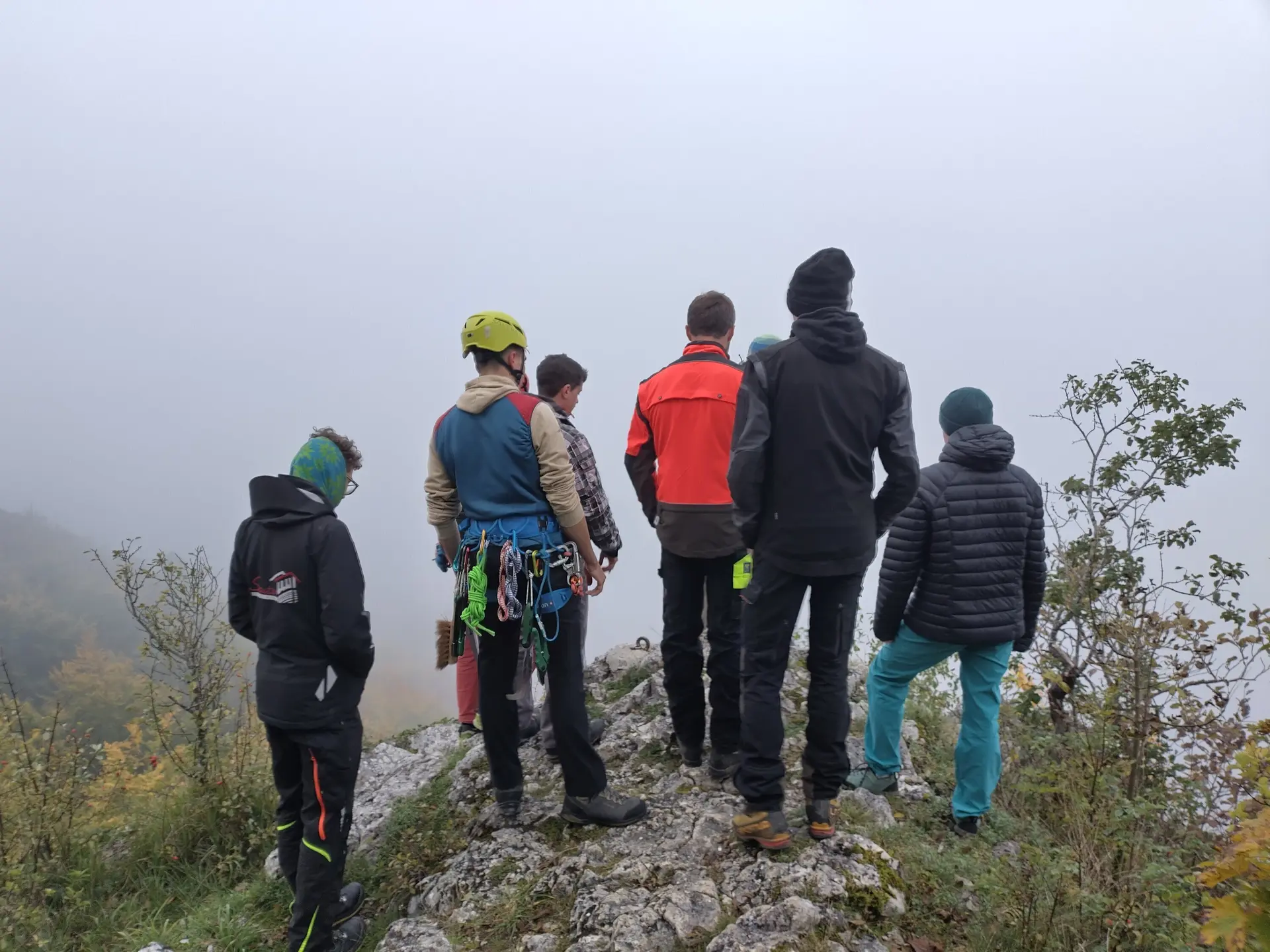 Die Kletterer und ein Forstwirt bei der Vorbesprechung des Einsatzes. | © DAV Ebingen