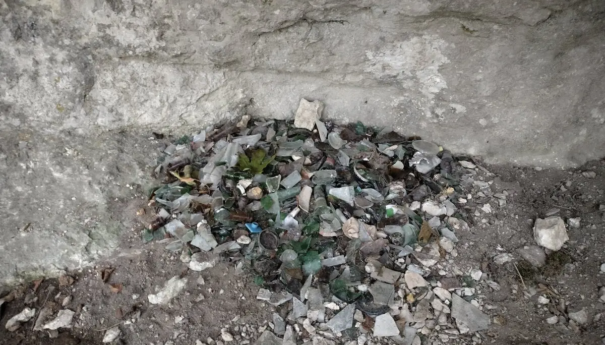 In den Grotten unterhalb des Schlossfelsens wurde viel Müll gefunden. | © DAV Ebingen