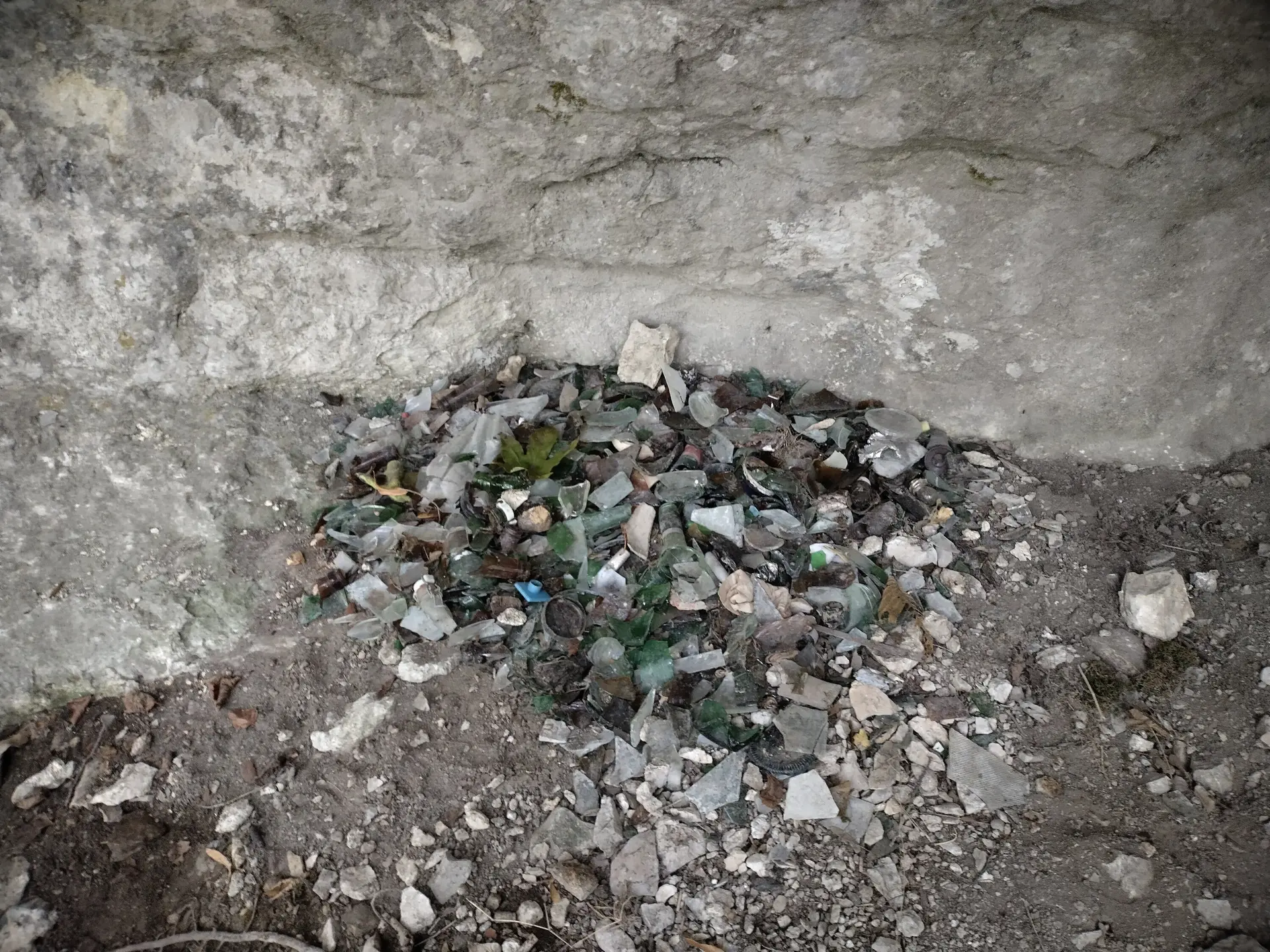 In den Grotten unterhalb des Schlossfelsens wurde viel Müll gefunden. | © DAV Ebingen