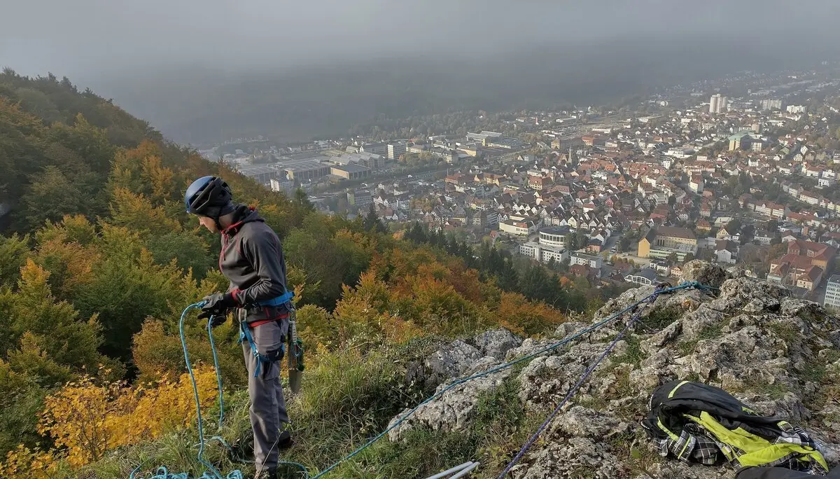 Eines unserer Mitglieder sichert einen Kameraden in der Wand. | © DAV Ebingen