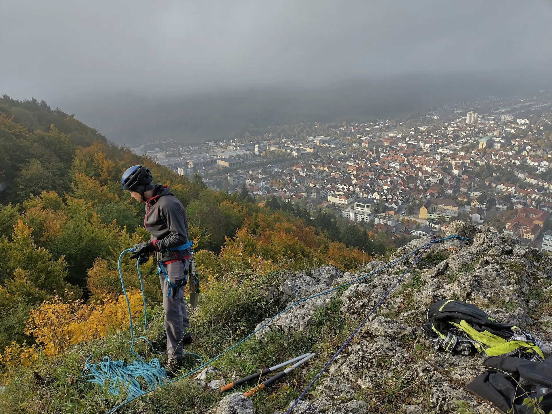 Eines unserer Mitglieder sichert einen Kameraden in der Wand. | © DAV Ebingen