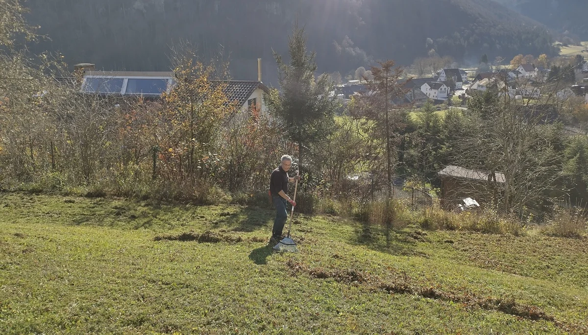 Naturschutzreferent Bernd Conzelmann während der Arbeit rund um das Ebinger Haus. | © DAV Ebingen