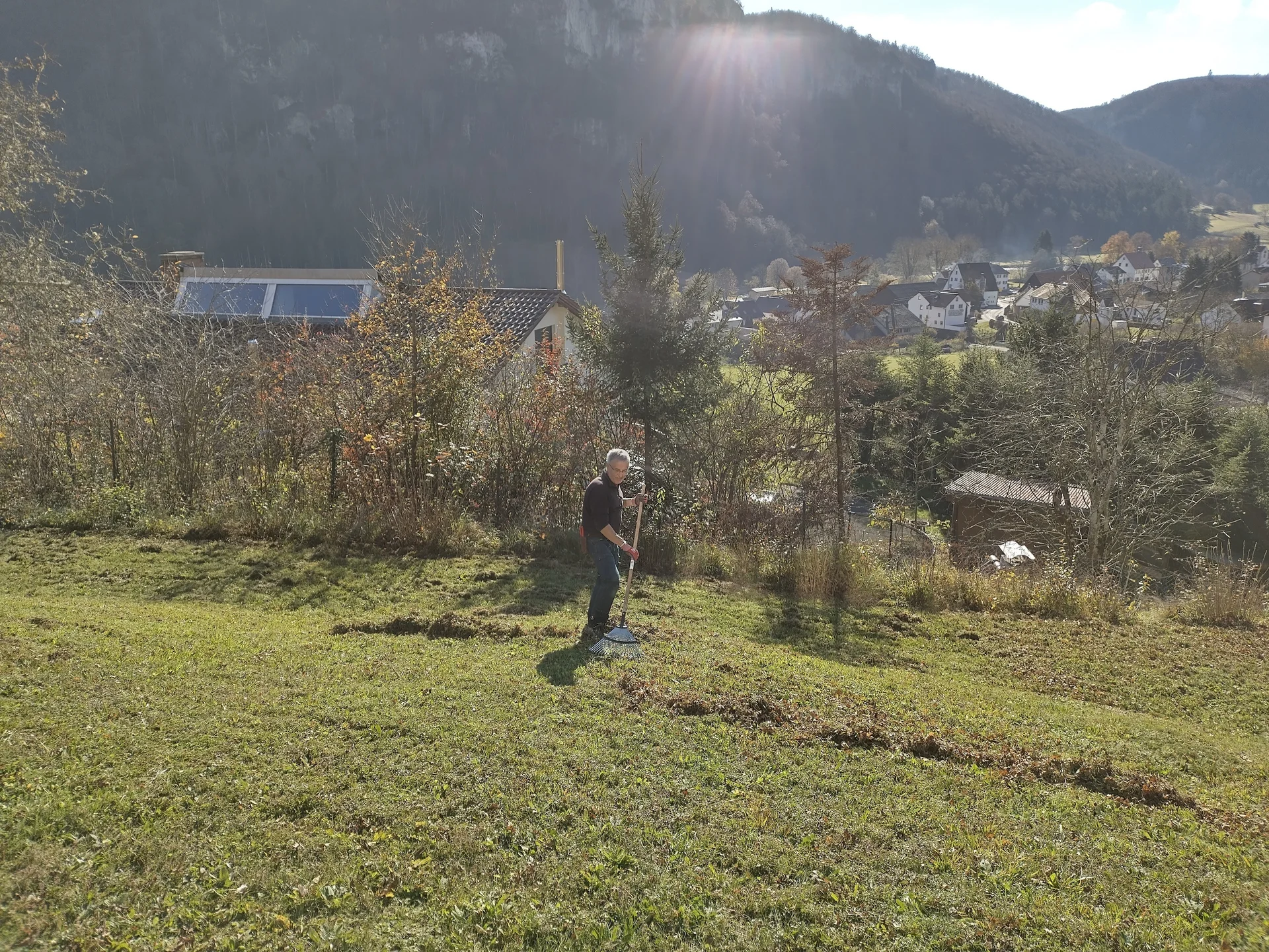 Naturschutzreferent Bernd Conzelmann während der Arbeit rund um das Ebinger Haus. | © DAV Ebingen