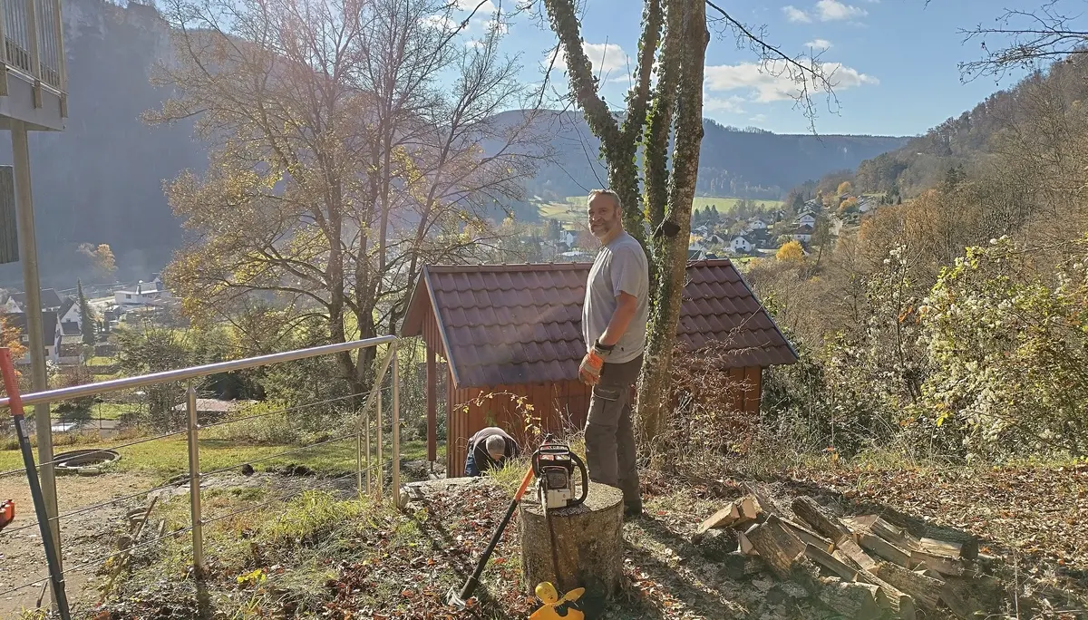 Alexander Schick macht während der Brennholzproduktion eine Pause. | © DAV Ebingen