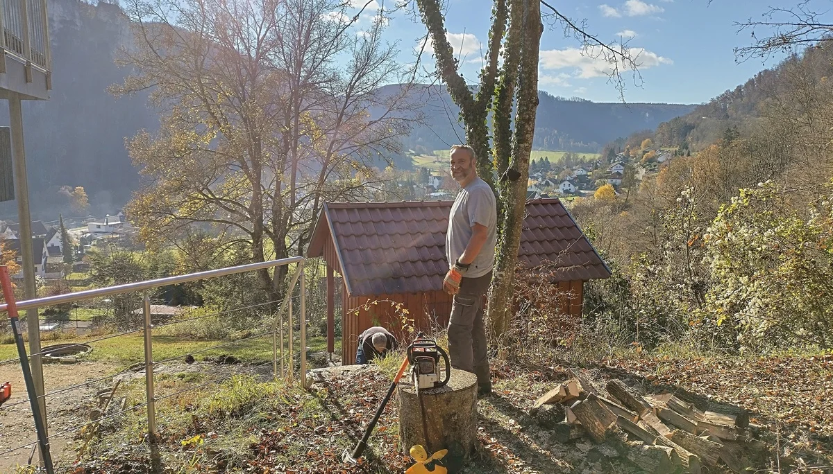 Alexander Schick macht während der Brennholzproduktion eine Pause. | © DAV Ebingen