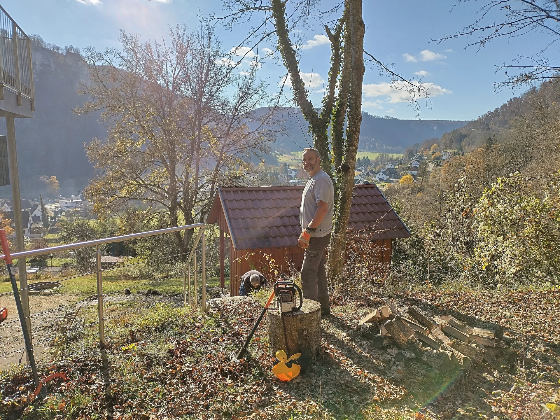 Alexander Schick macht während der Brennholzproduktion eine Pause. | © DAV Ebingen