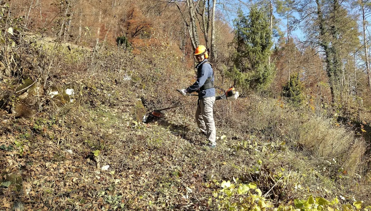 Tobias Kolbert während der Arbeit mit einem Freischneider. | © DAV Ebingen