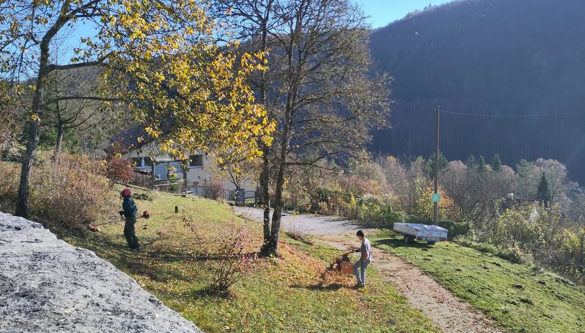 Mitglieder der Sektion bei Pflegearbeiten rund um das Ebinger Haus. | © DAV Ebingen