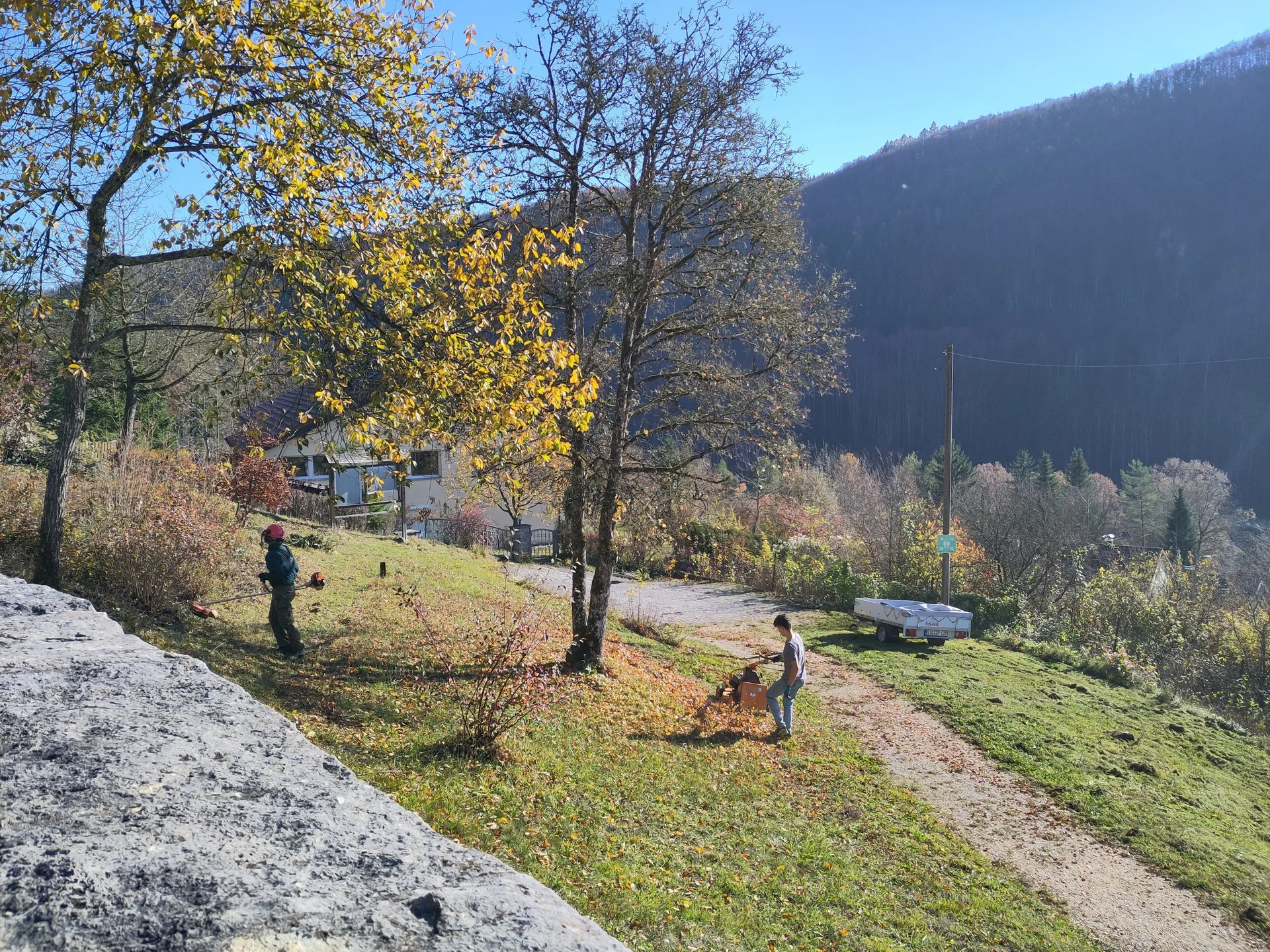 Mitglieder der Sektion bei Pflegearbeiten rund um das Ebinger Haus. | © DAV Ebingen