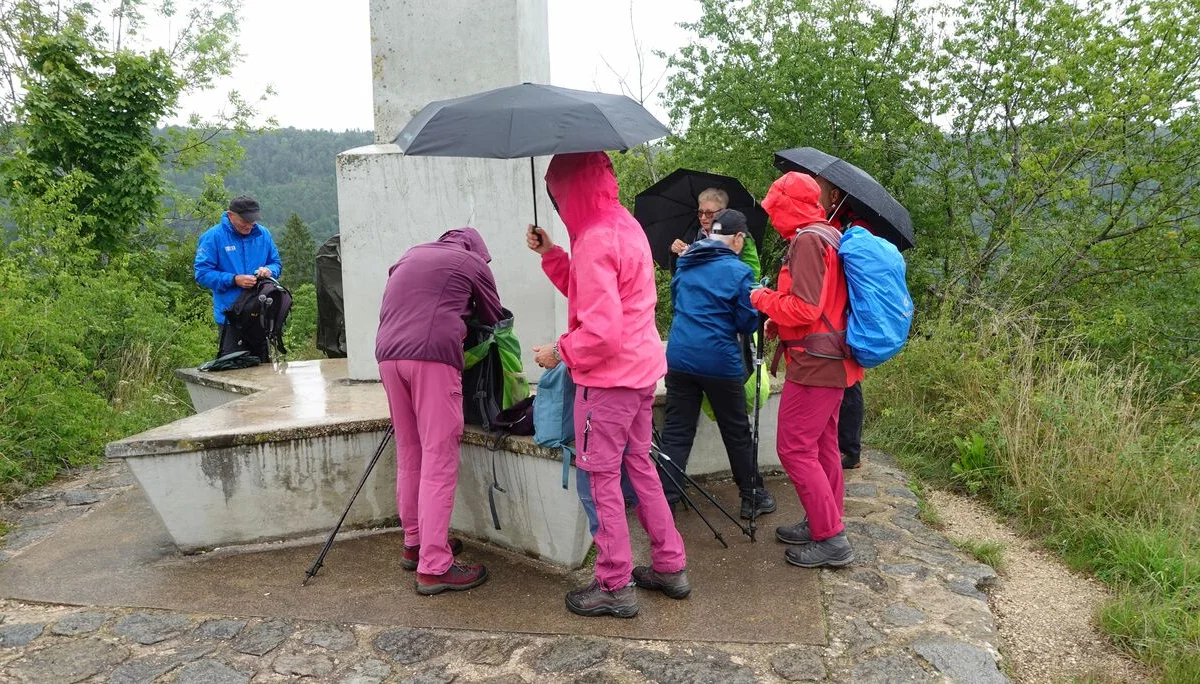 Eine Rast im Regen an einem Denkmal. | © DAV Ebingen