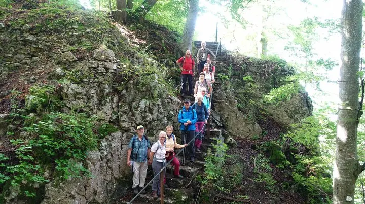 Ein Gruppenbild der Wanderer auf einer Treppe in den Felsen. | © DAV Ebingen