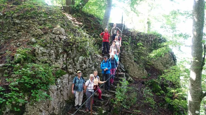 Ein Gruppenbild der Wanderer auf einer Treppe in den Felsen. | © DAV Ebingen