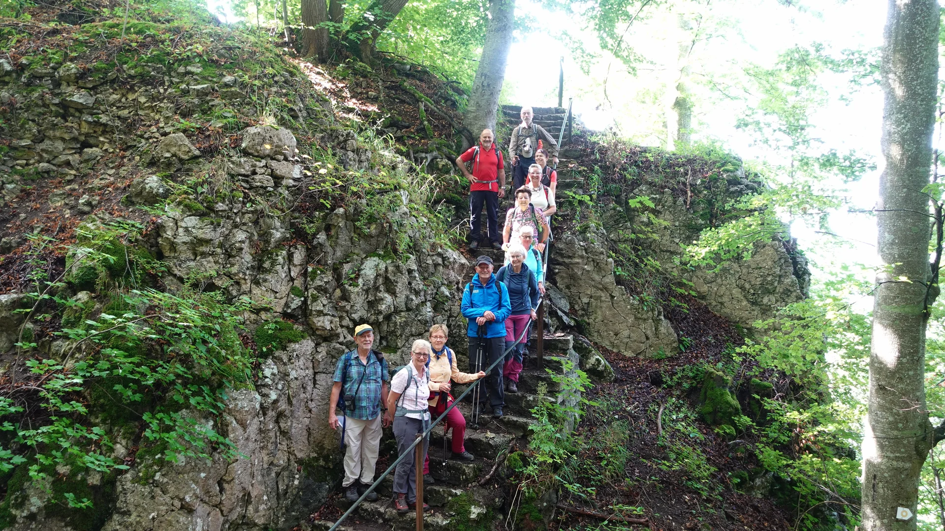 Ein Gruppenbild der Wanderer auf einer Treppe in den Felsen. | © DAV Ebingen