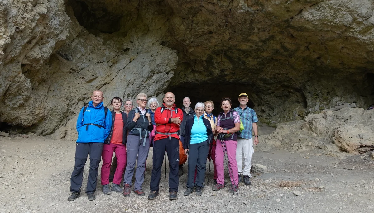 Ein Gruppenfoto vor einer Grotte. | © DAV Ebingen