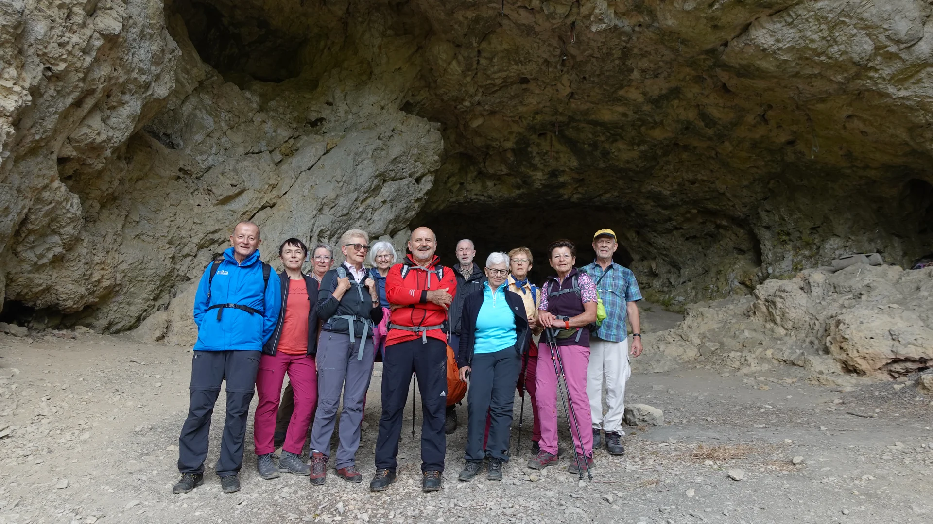 Ein Gruppenfoto vor einer Grotte. | © DAV Ebingen