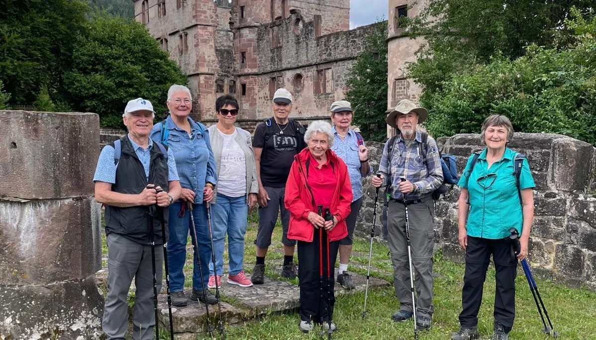 Ein Teil der Wandergruppe vor der Ruine des Klosters Hirsau. | © DAV Ebingen