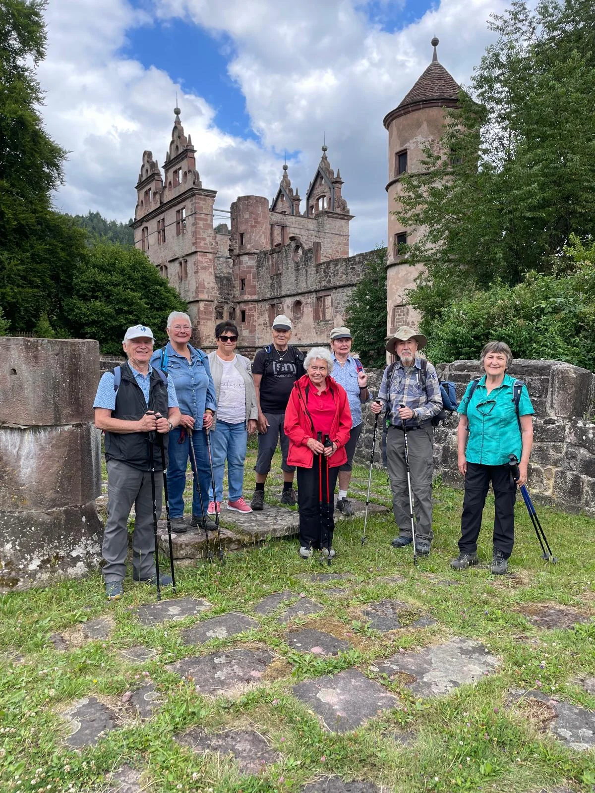 Ein Teil der Wandergruppe vor der Ruine des Klosters Hirsau. | © DAV Ebingen