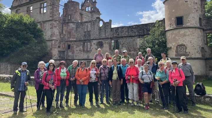 Die Wandergruppe vor der Ruine des Klosters Hirsau. | © DAV Ebingen