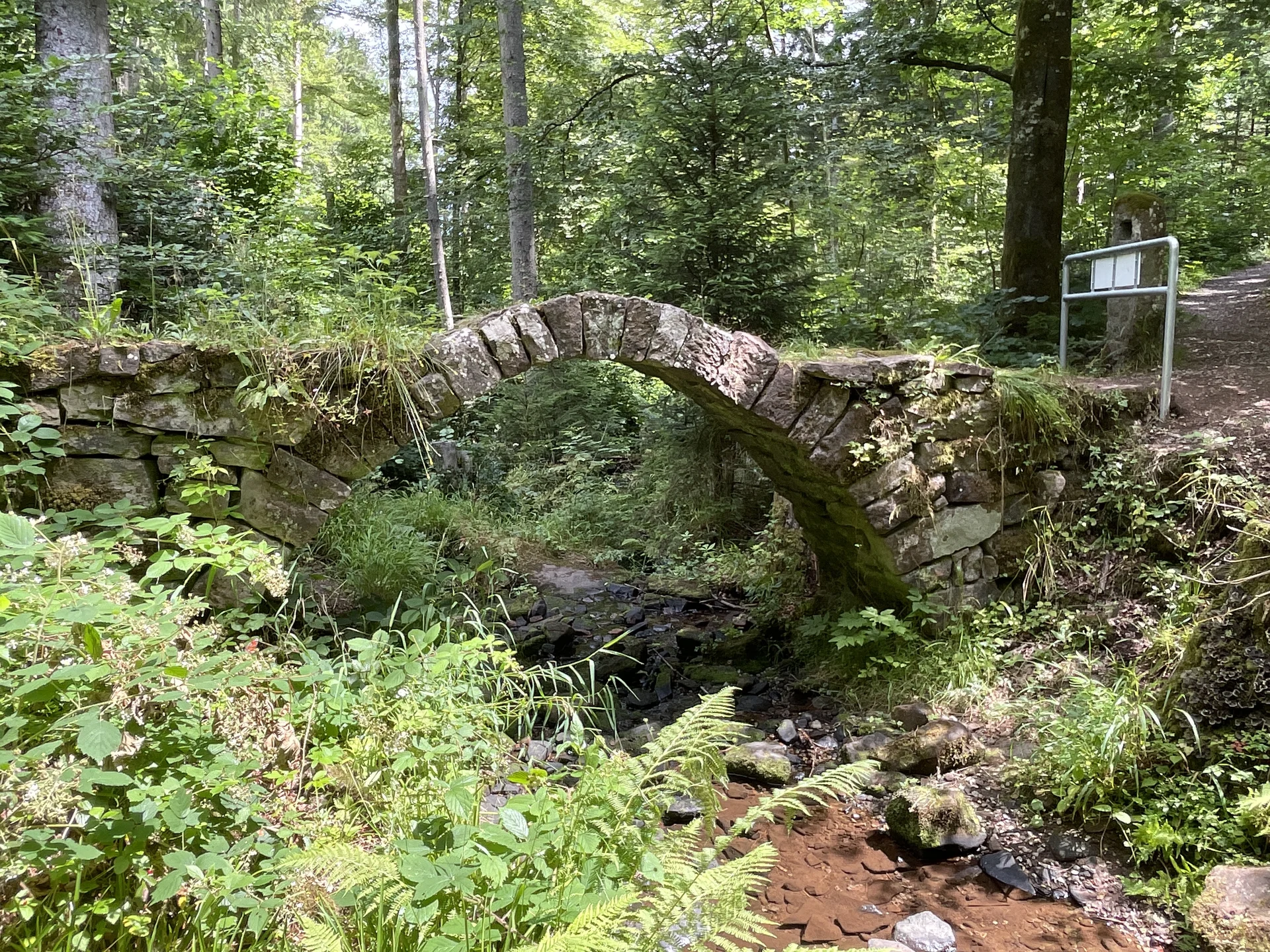 Eine alte Bogenbrücke, die aus Sandsteinquadern errichtet wurde. | © DAV Ebingen