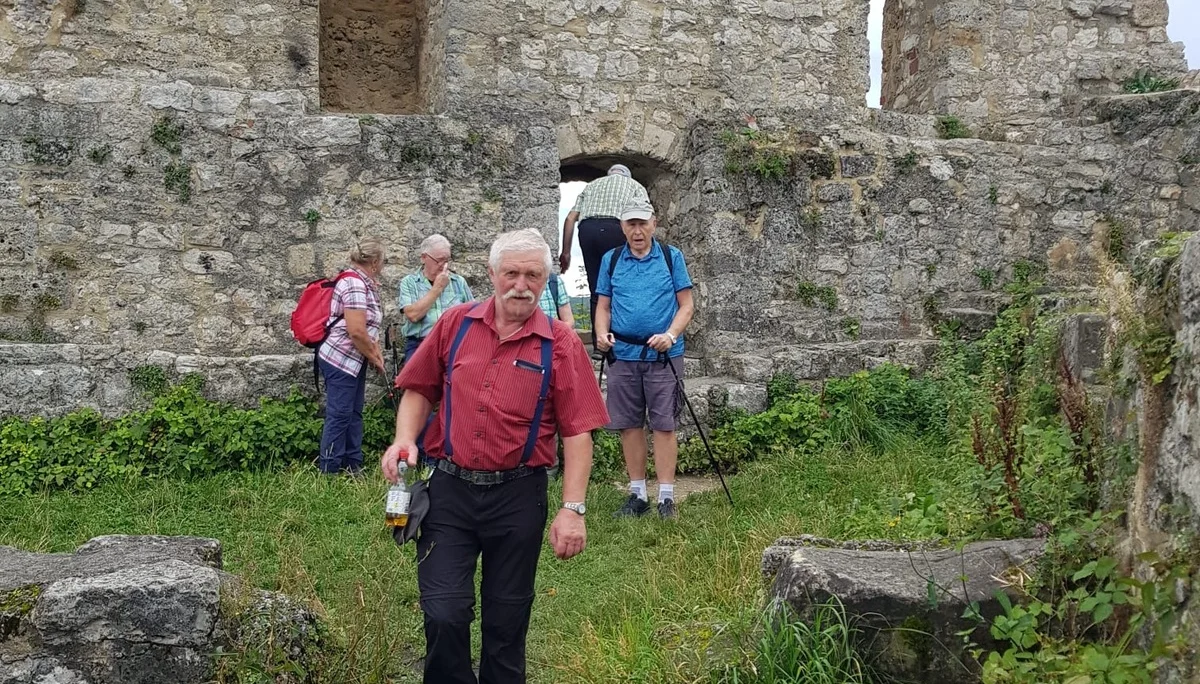 Einige der Wanderer bei einer Burgruine. | © DAV Ebingen