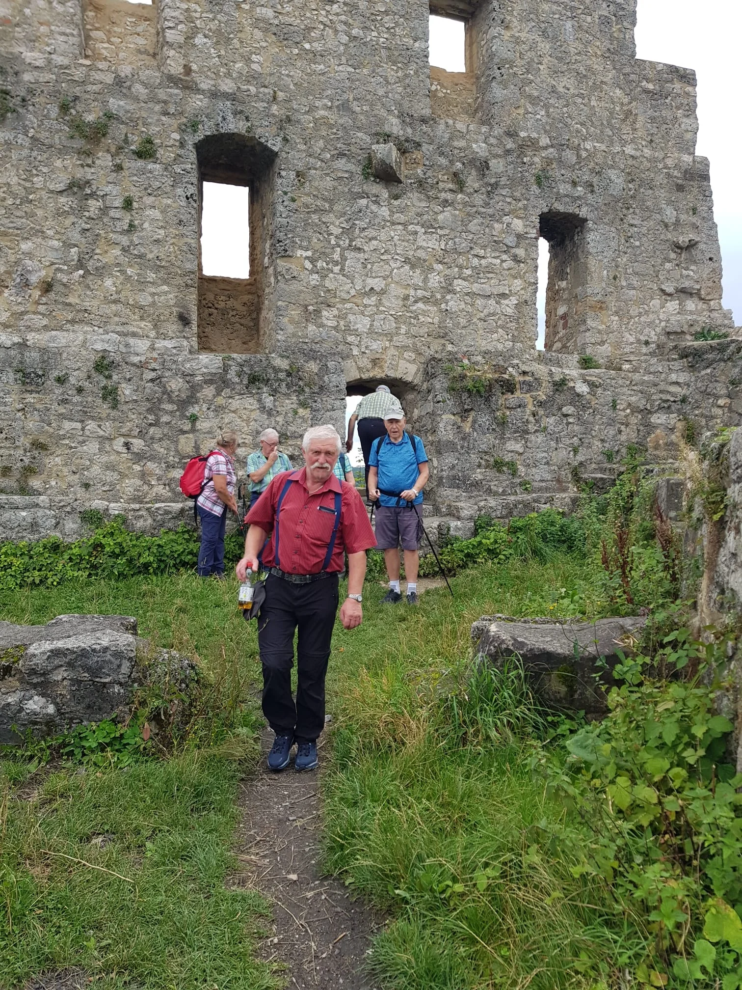 Einige der Wanderer bei einer Burgruine. | © DAV Ebingen