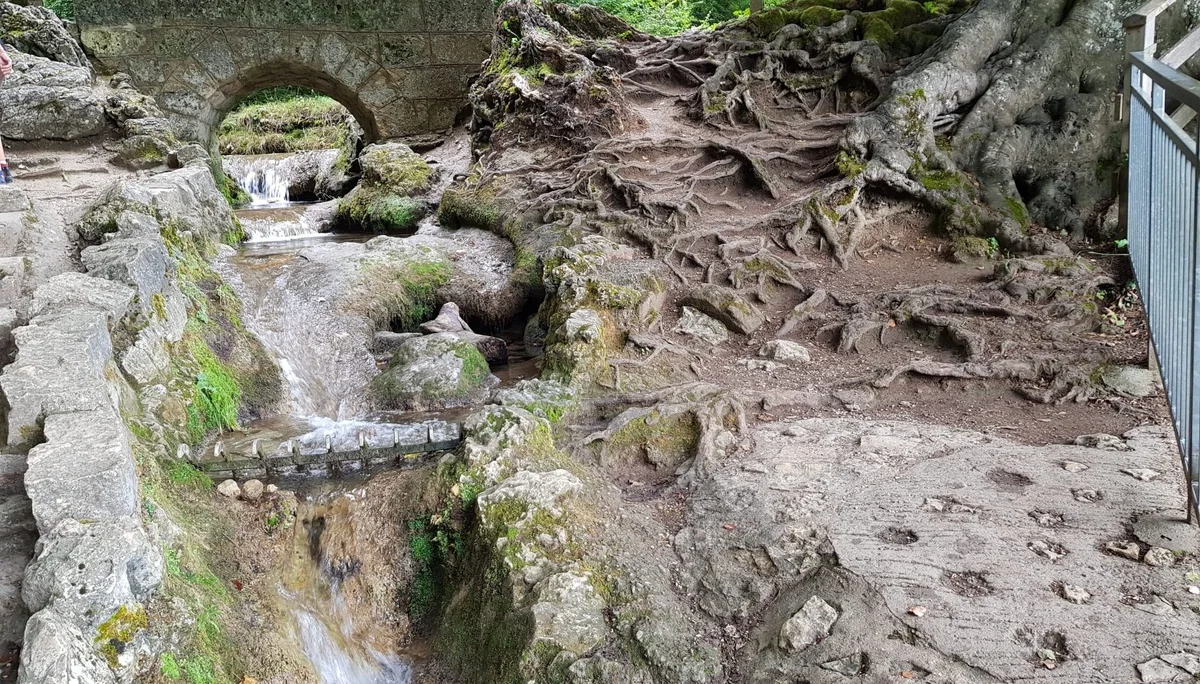 Ein Bach der von einer steinern Bogenbrücke überspannt wird. | © DAV Ebingen