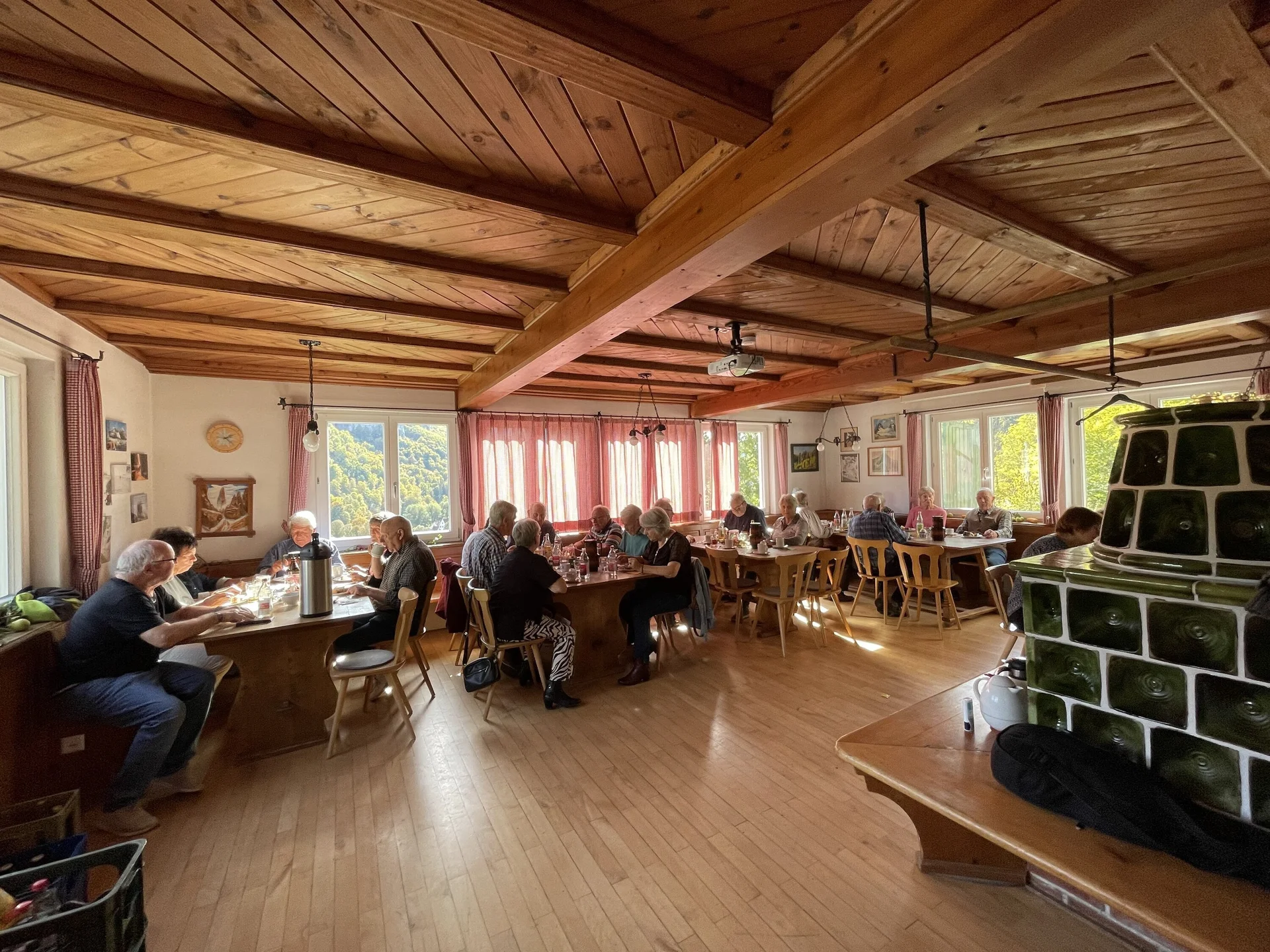 Bei Kaffee und Kuchen hatten sich die Senioren viel zu erzählen. | © DAV Ebingen