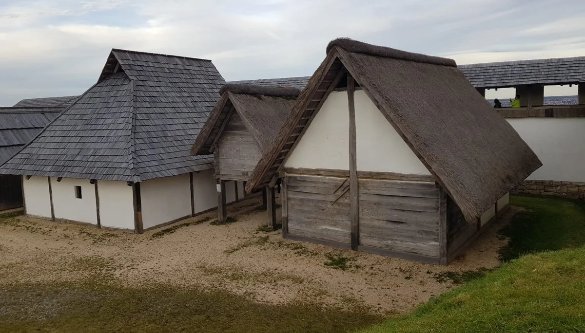 Nachgebaute Häuser auf dem Areal der Heuneburg. | © DAV Ebingen