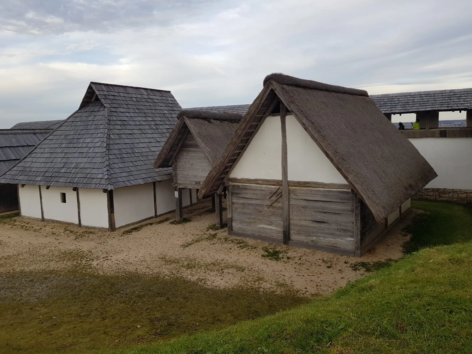 Nachgebaute Häuser auf dem Areal der Heuneburg. | © DAV Ebingen