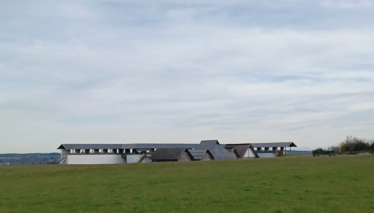 Eine Rekunstruktion der keltischen Höhensiedlung Heuneburg. | © DAV Ebingen