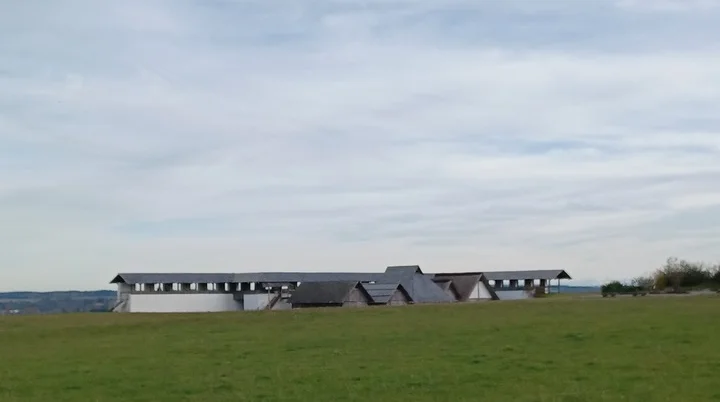 Eine Rekunstruktion der keltischen Höhensiedlung Heuneburg. | © DAV Ebingen