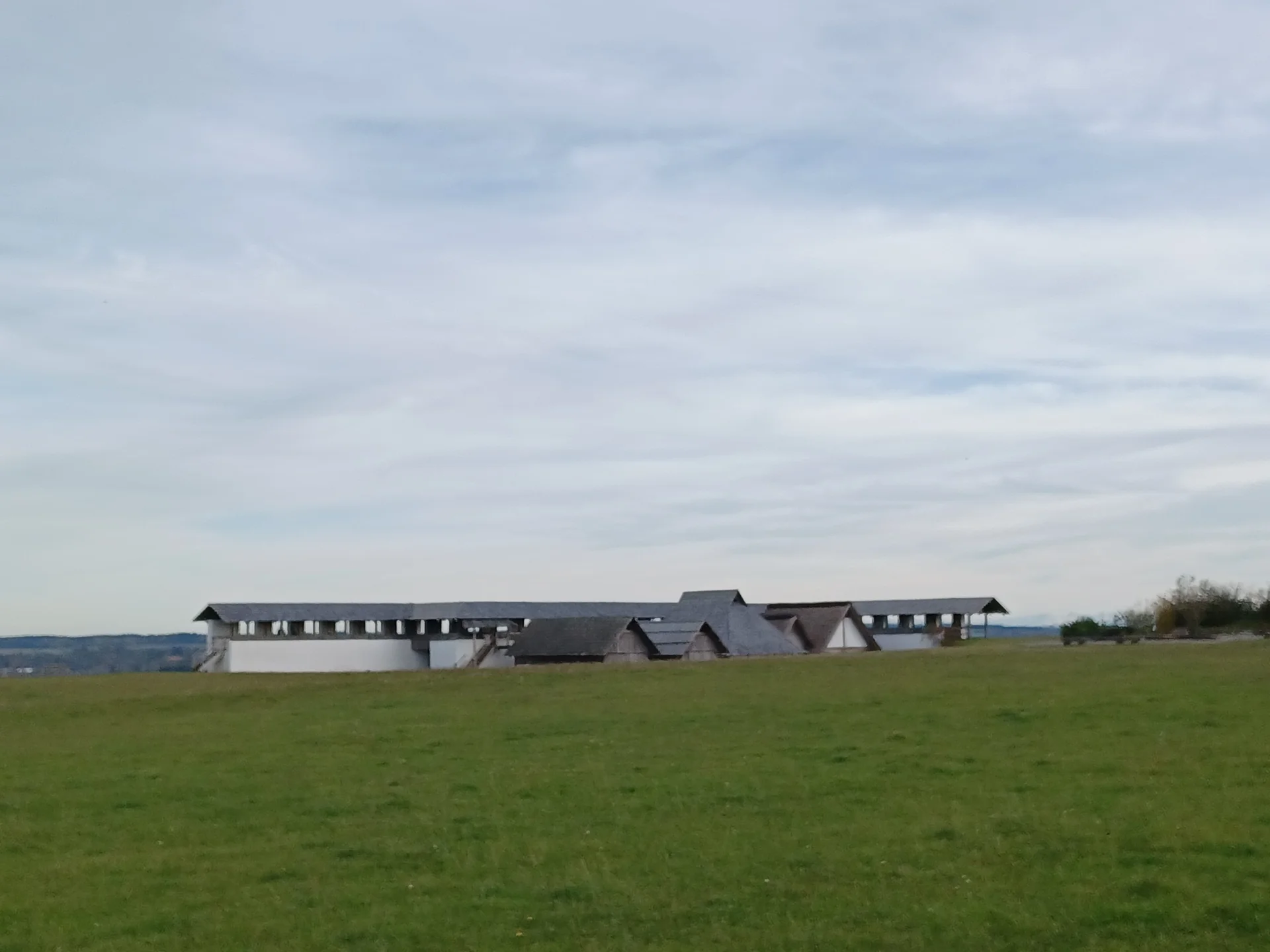 Eine Rekunstruktion der keltischen Höhensiedlung Heuneburg. | © DAV Ebingen