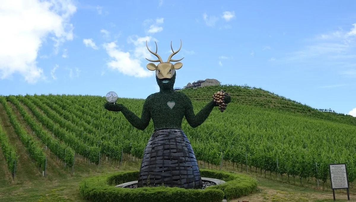 Die Skulptur „Göttin der Zeit“. Sie steht in der Nähe der Burg Taggenbrunn. | © DAV Ebingen