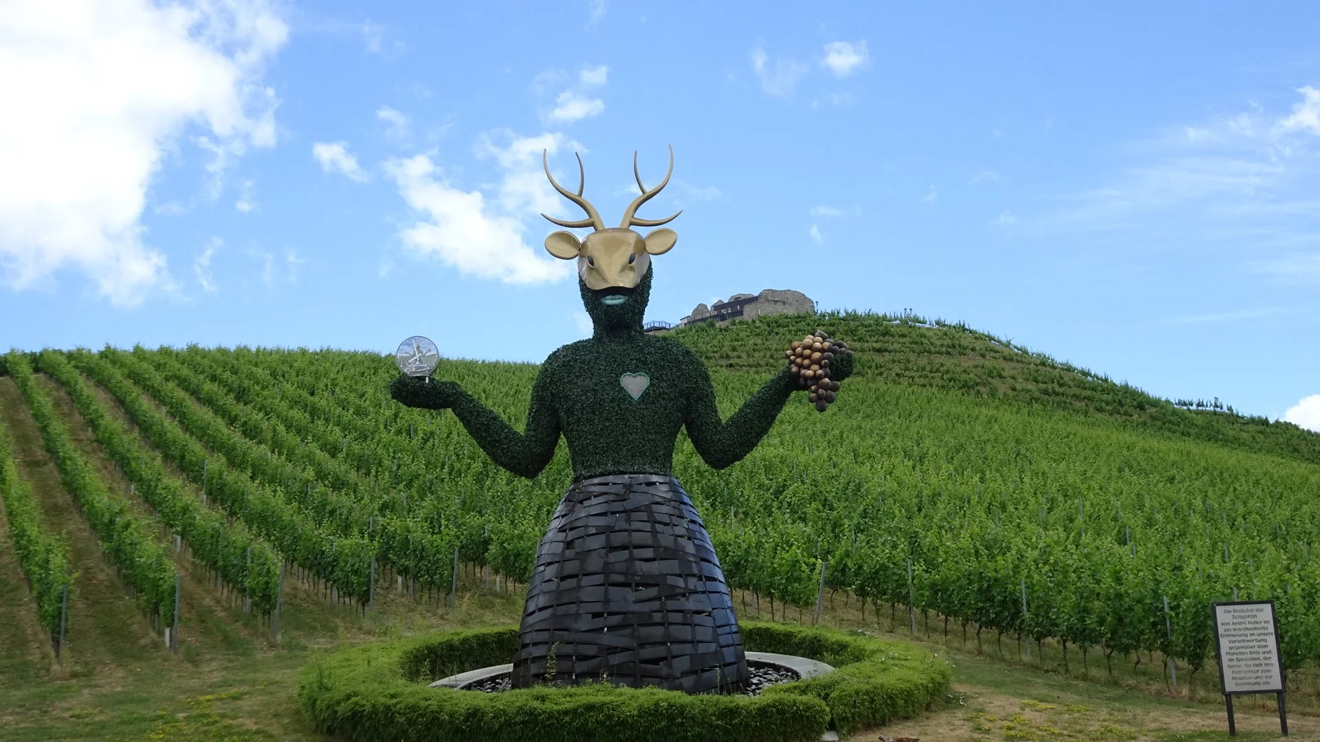 Die Skulptur „Göttin der Zeit“. Sie steht in der Nähe der Burg Taggenbrunn. | © DAV Ebingen