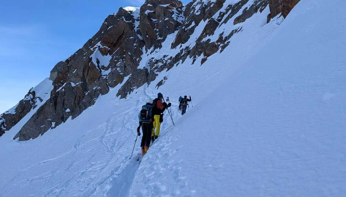 Einige Teilnehmer beim Aufstieg durch ein Schneefeld. | © DAV Ebingen