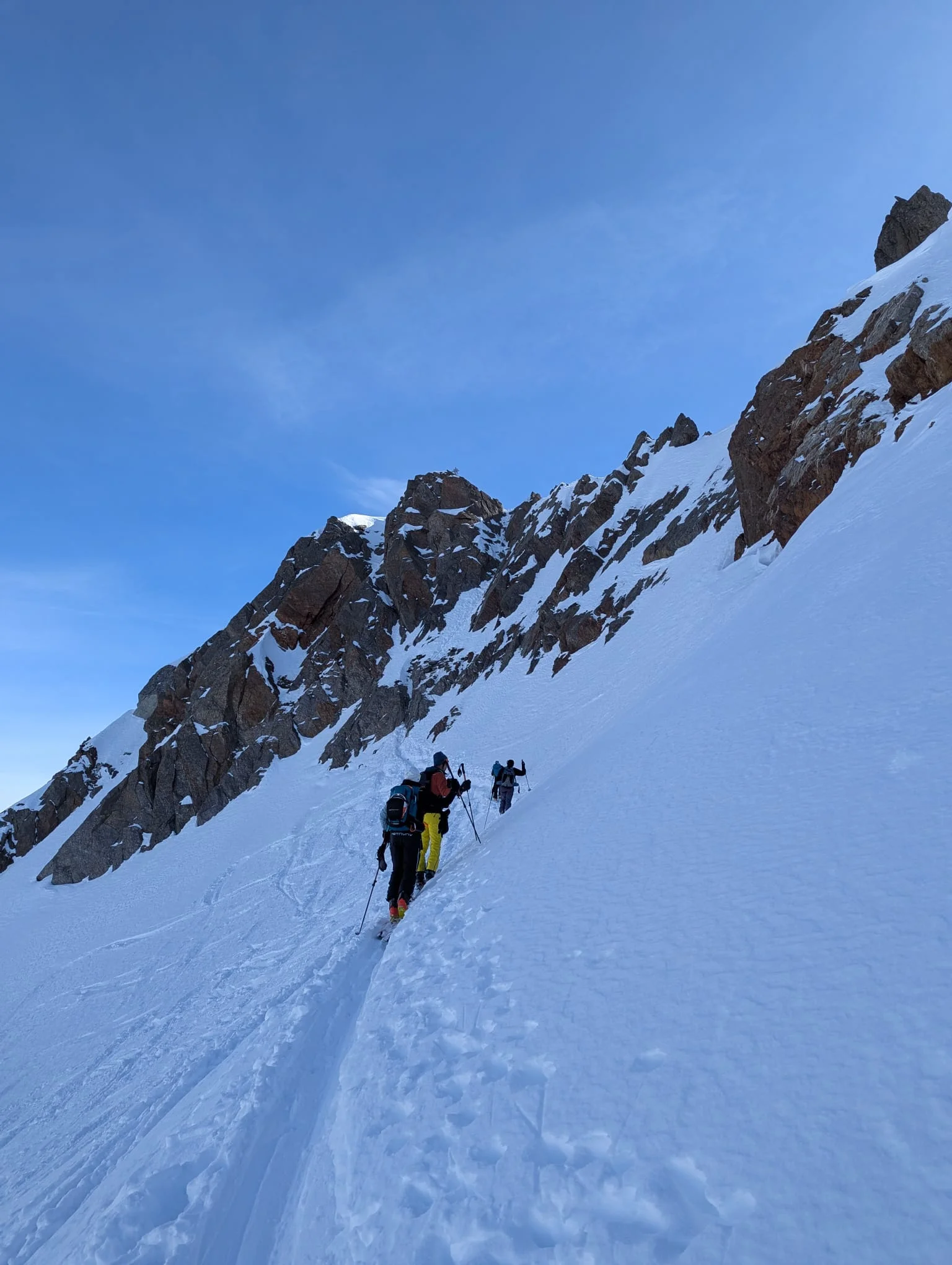Einige Teilnehmer beim Aufstieg durch ein Schneefeld. | © DAV Ebingen
