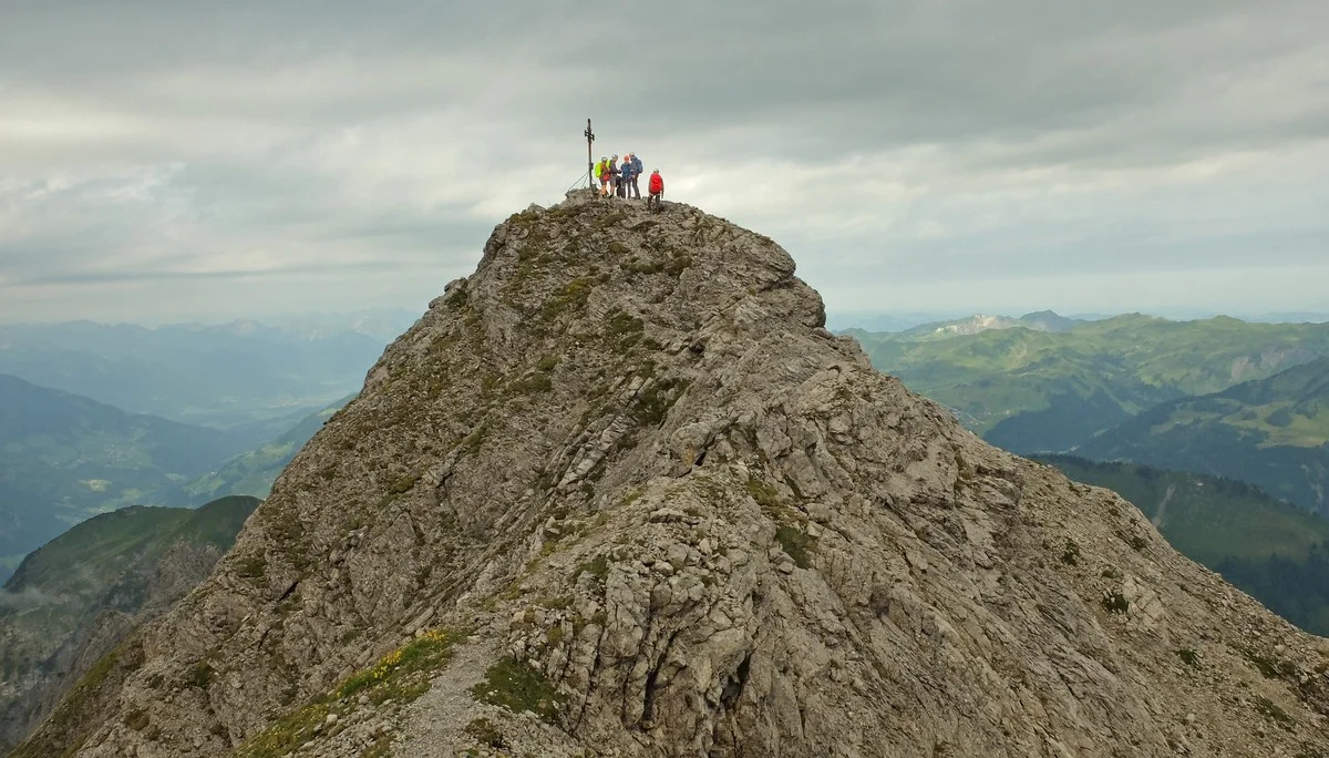 Die Teilnehmer am Gipfelkreuz des Zitterklapfen. | © DAV Ebingen