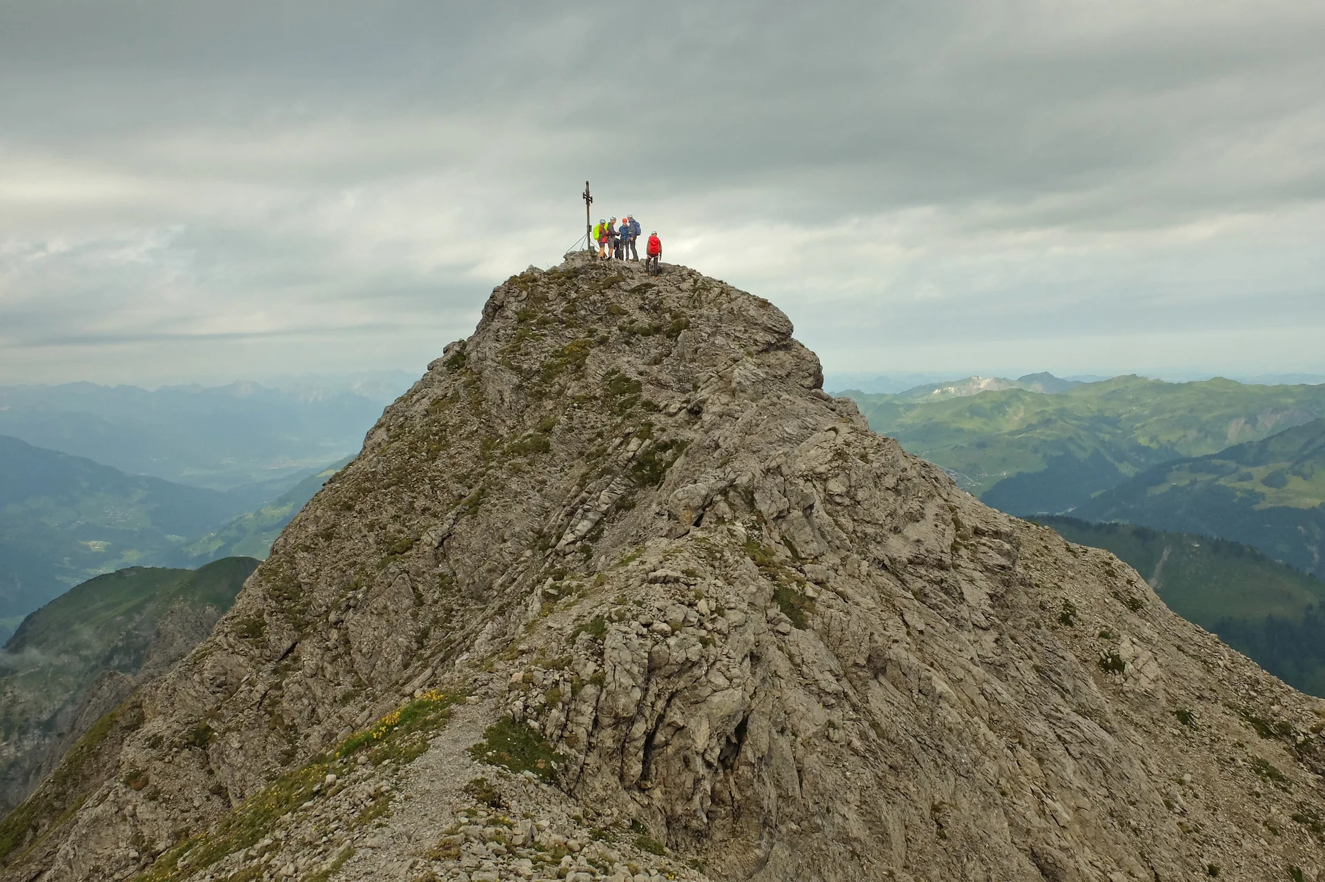 Die Teilnehmer am Gipfelkreuz des Zitterklapfen. | © DAV Ebingen