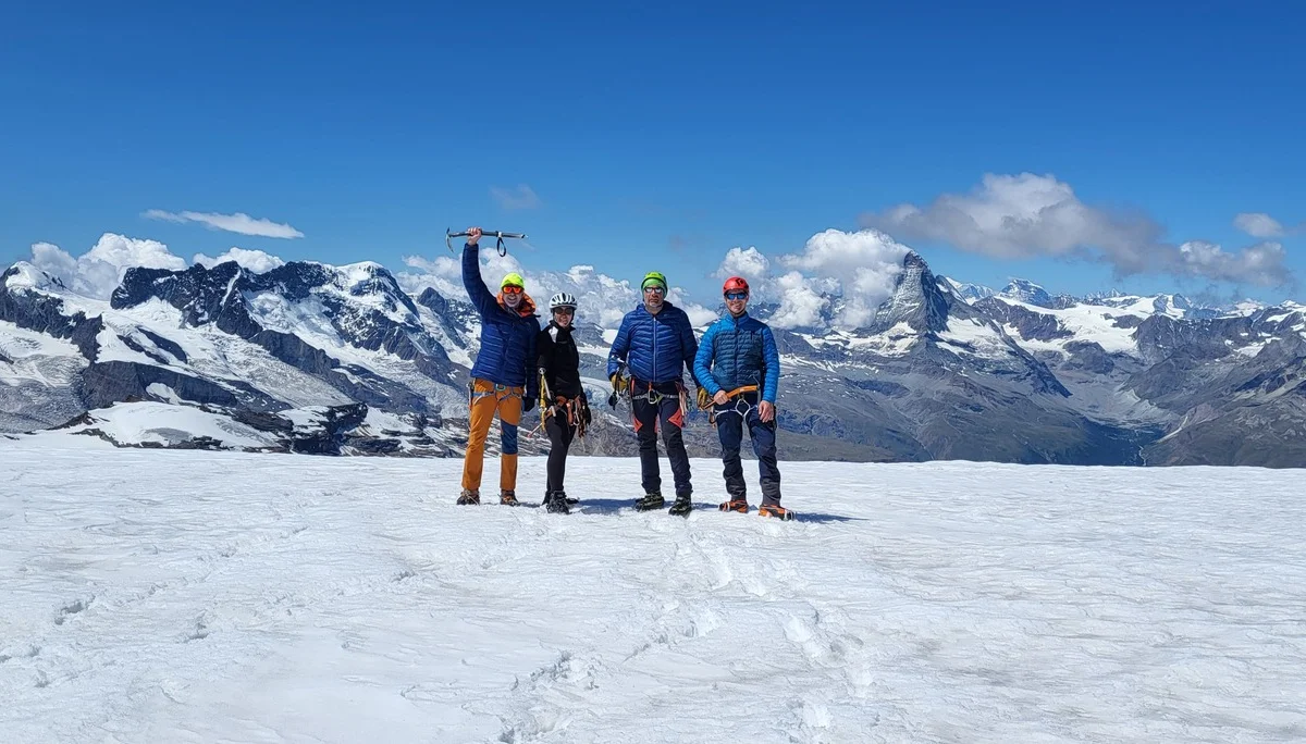 Ein Teil der Gruppe auf dem Allalinpass. Im Hintergrund erkennt man die Walliser Prominenz. | © DAV Ebingen