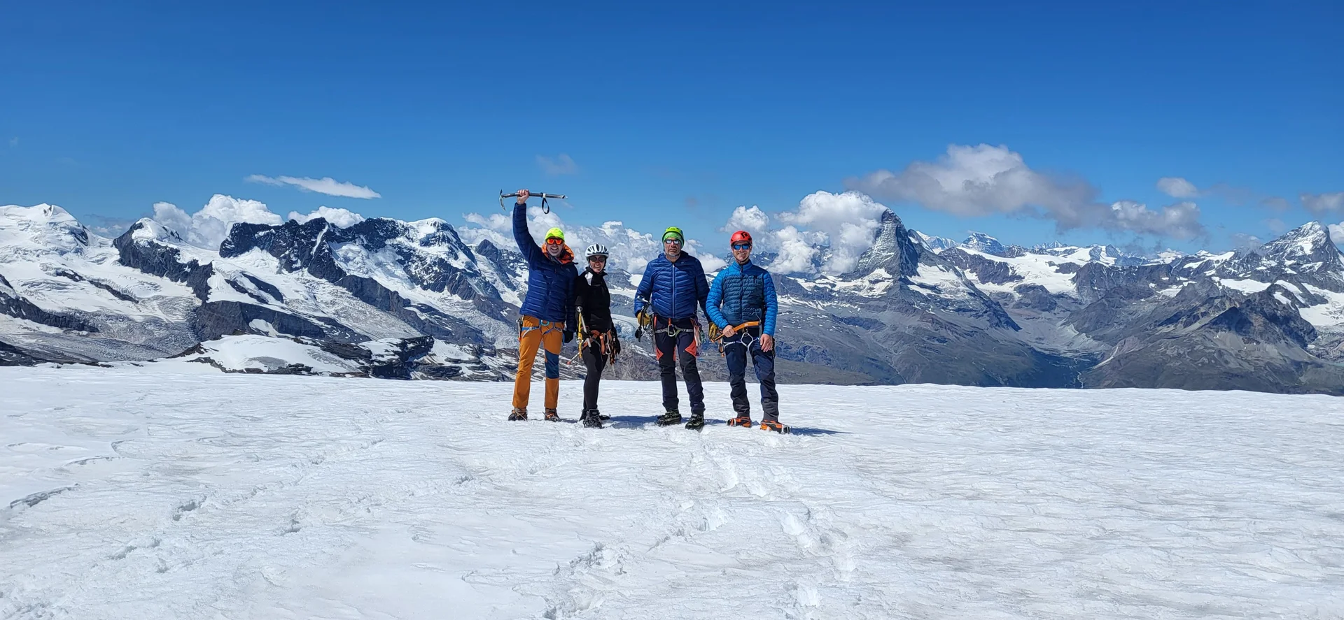 Ein Teil der Gruppe auf dem Allalinpass. Im Hintergrund erkennt man die Walliser Prominenz. | © DAV Ebingen