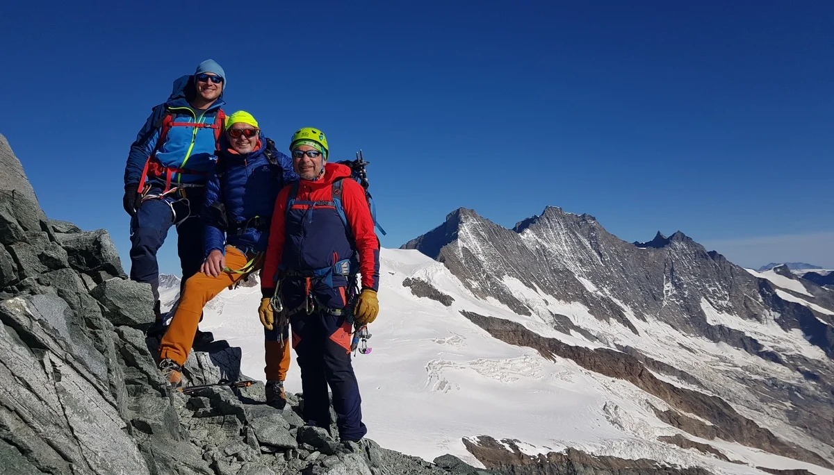 Drei Teilnehmer der Tour, im Hintergrund sieht man das Allalinhorn. | © DAV Ebingen