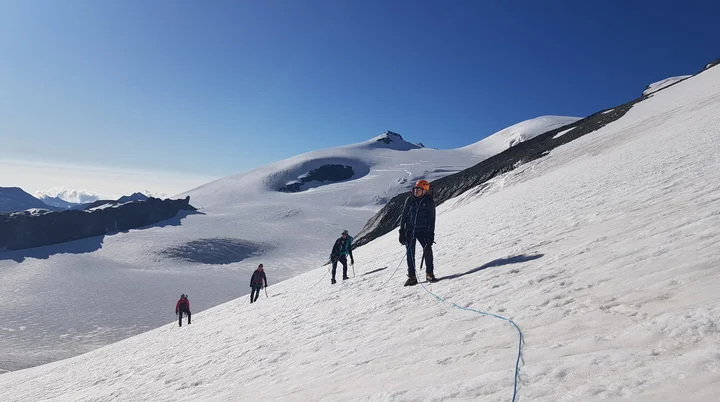 Vier Teilnehmer der Tour auf dem Allalinpass. | © DAV Ebingen