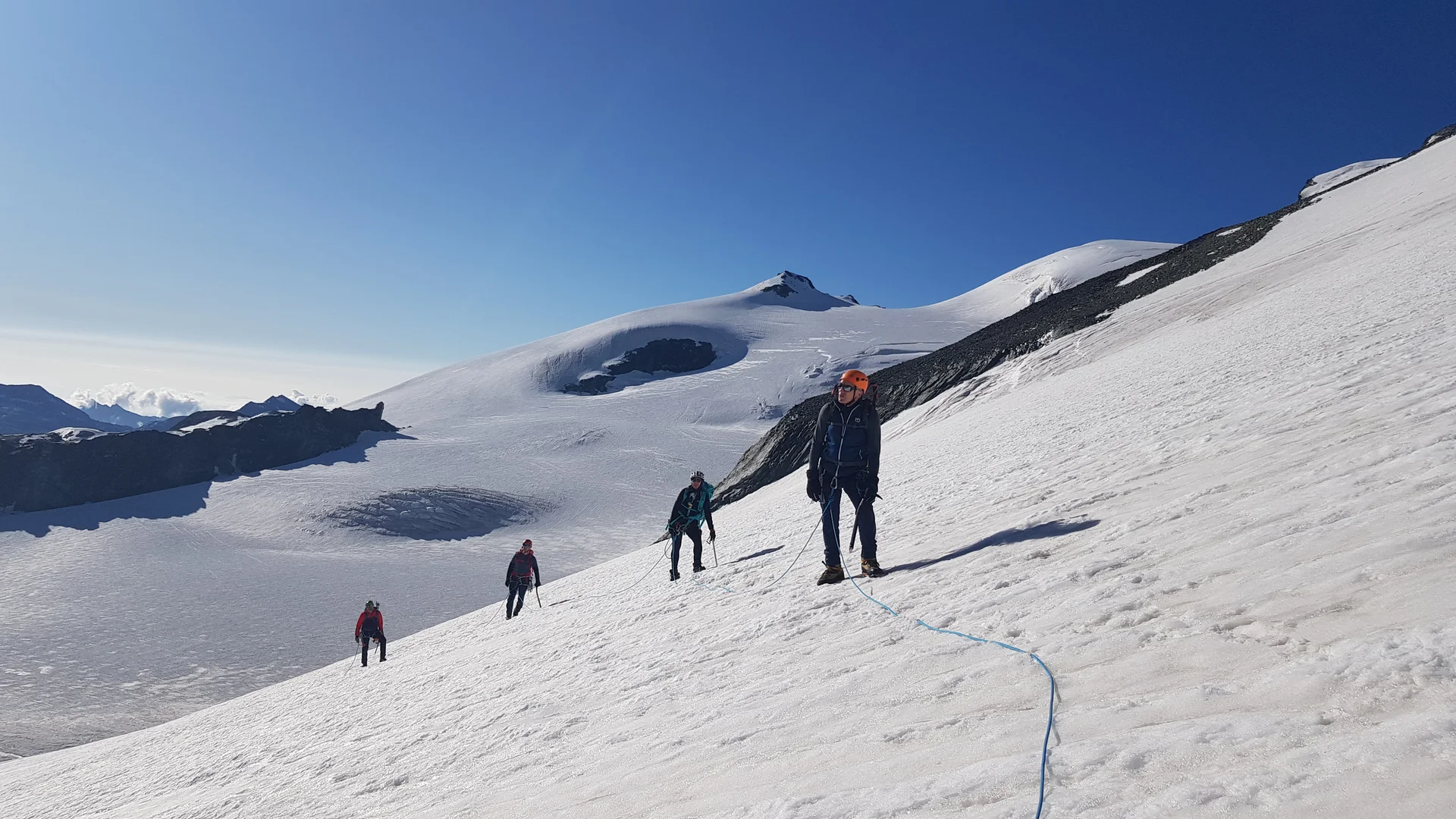 Vier Teilnehmer der Tour auf dem Allalinpass. | © DAV Ebingen