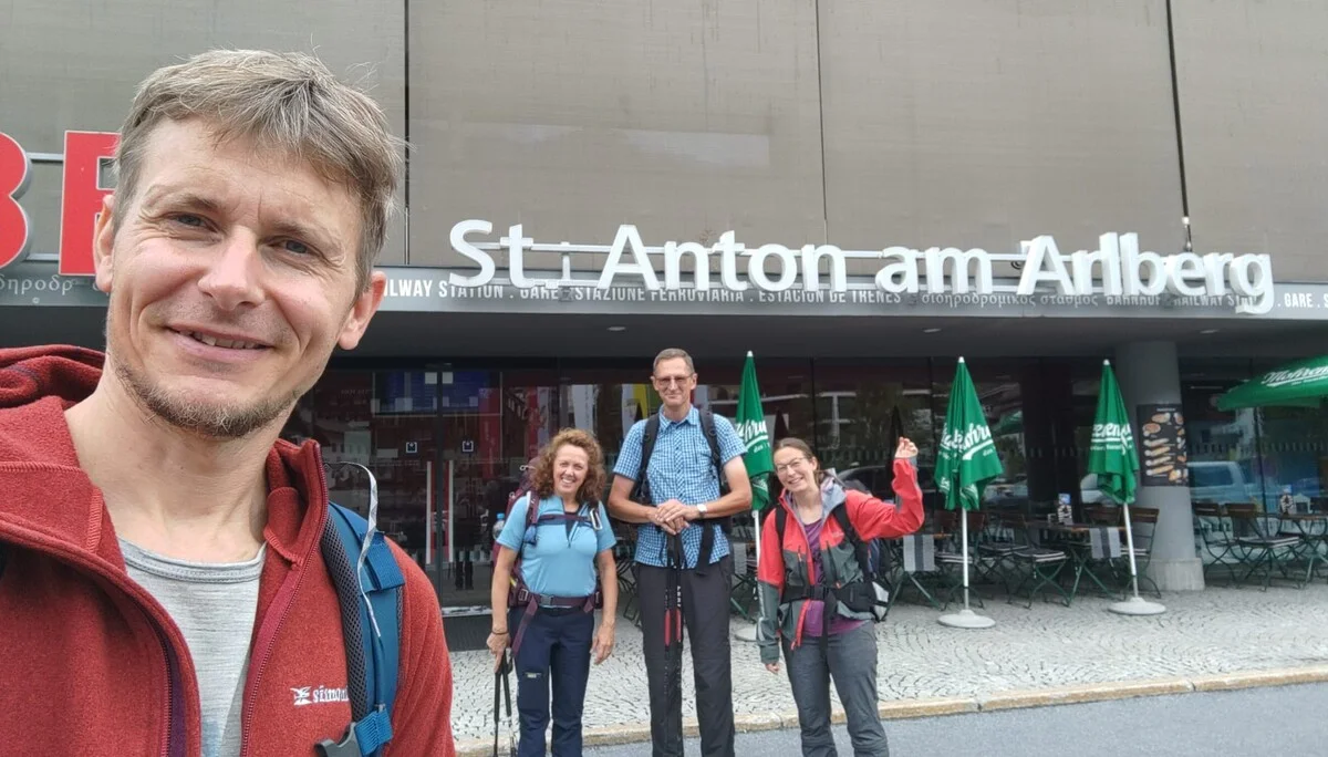 Die Teilnehmer vor dem Bahnhof in St. Anton. | © DAV Ebingen