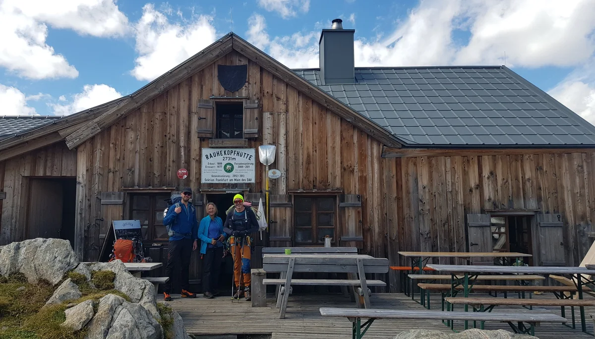 Drei Mitglieder der Gruppe vor der Rauhekopfhütte. | © DAV Ebingen