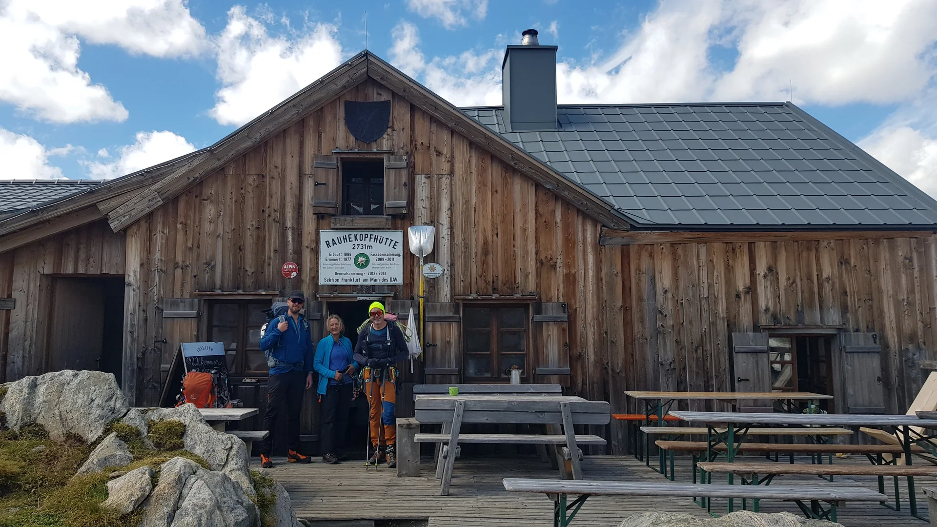 Drei Mitglieder der Gruppe vor der Rauhekopfhütte. | © DAV Ebingen