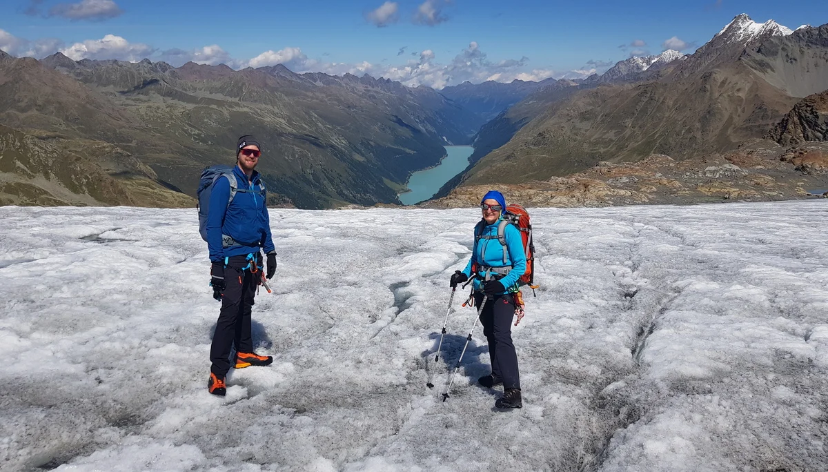 Teilnehmer auf dem Gepatschferner. Im Hintergrund sieht man den Gepatschstausee. | © DAV Ebingen